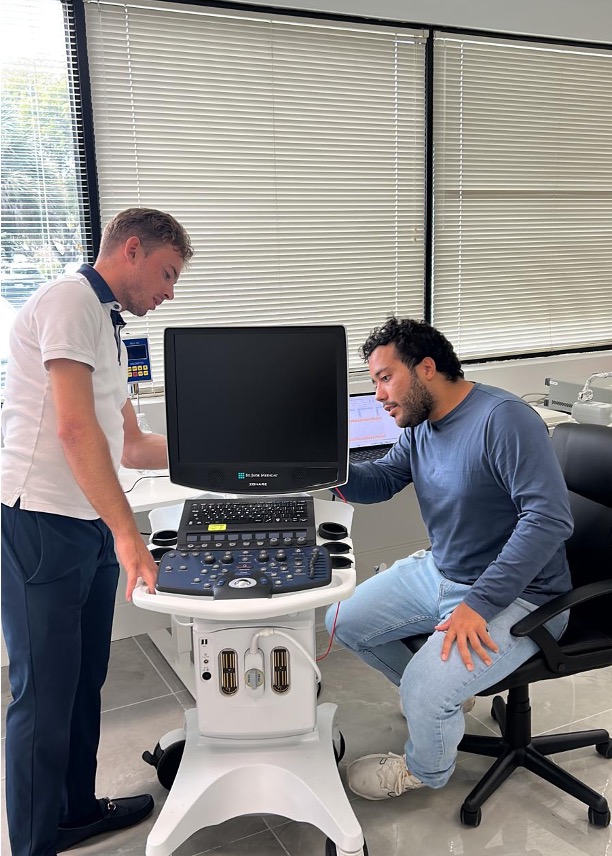 Students training with ultrasound equipment